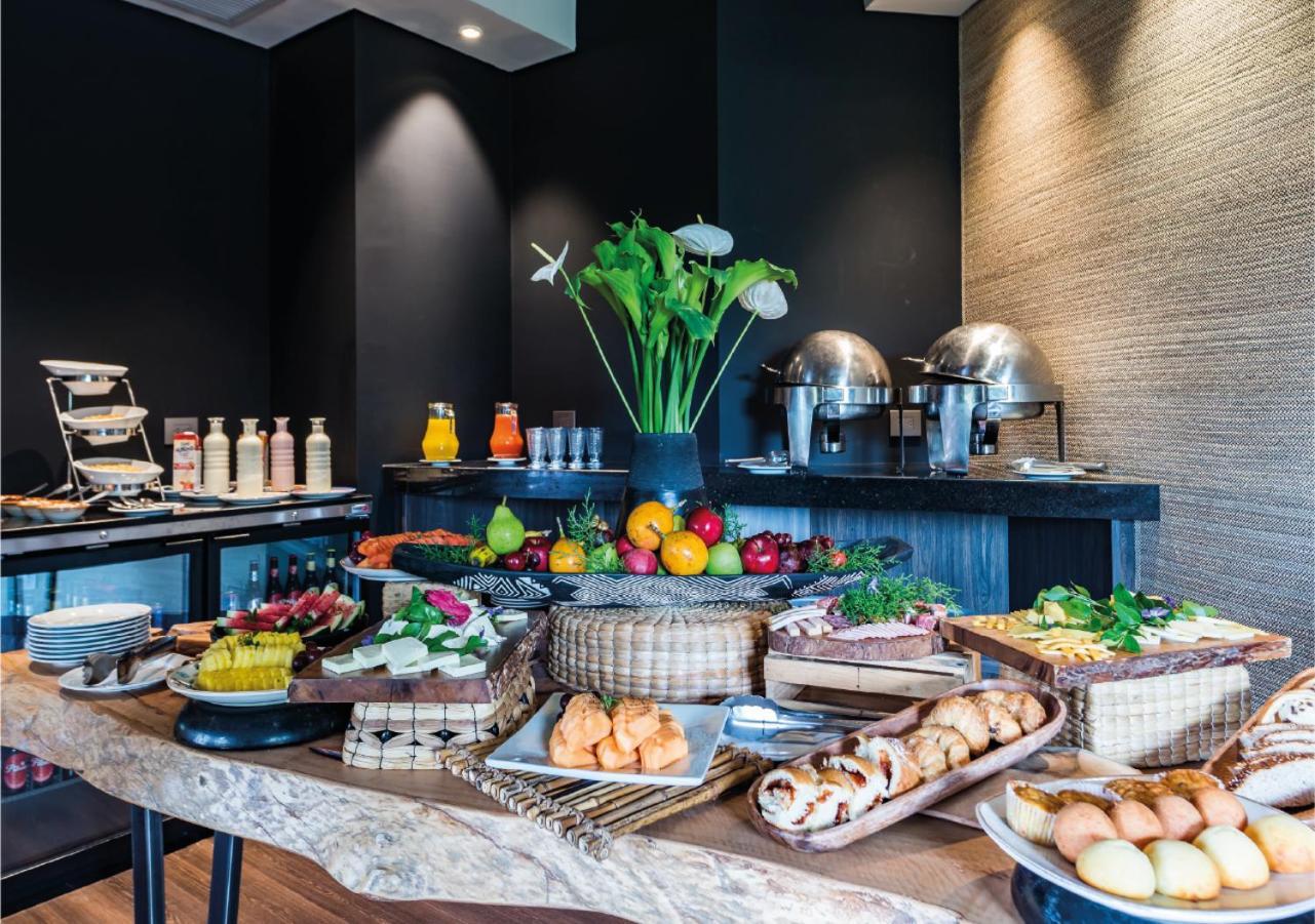 Movich Hotel Las Lomas Rionegro Exterior foto A buffet at a hotel