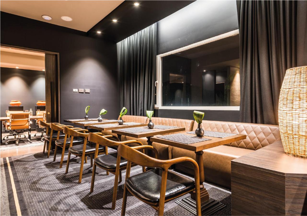 Movich Hotel Las Lomas Rionegro Exterior foto The lounge at the airport